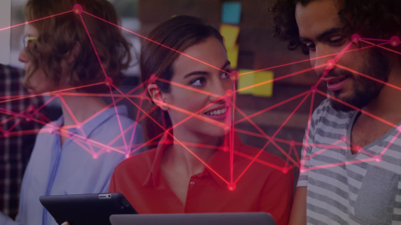 animación de conexiones y procesamiento de datos sobre diversas personas de negocios en la oficina