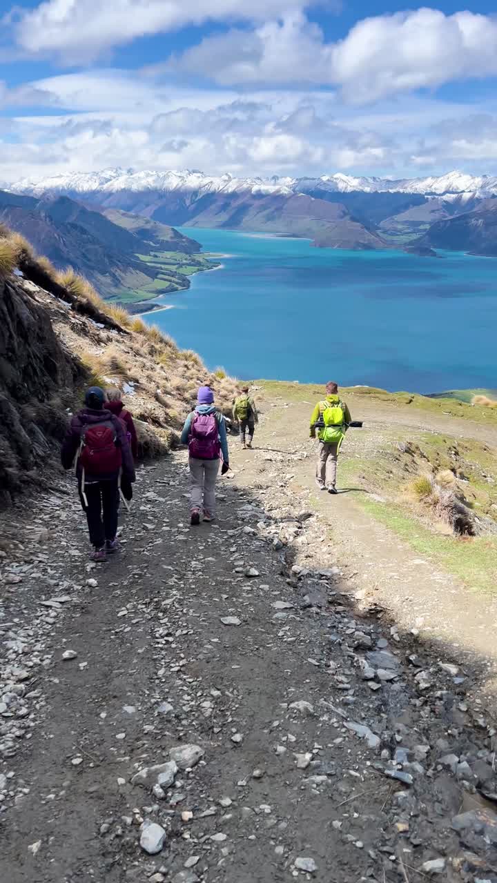 Escursionisti si godono una vista panoramica del Lago Hawae sull'Isthmus Peak Track in Nuova Zelanda