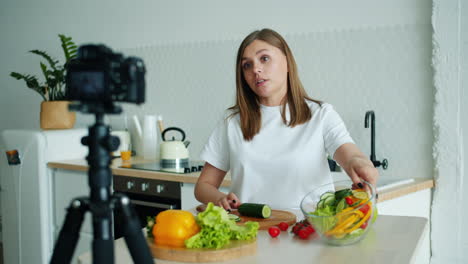 mujer cocinando una ensalada saludable