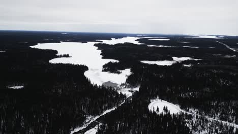 Eine-Langsame-4K-Luftaufnahme-Mit-Einer-Drohne-Des-Naturdenkmals-Pisew-Kwasitchewan-Falls-Waterfall-Provincial-Park-In-Der-Nähe-Von-Thompson-Manitoba-Im-Norden-Der-Arktis-In-Kanada