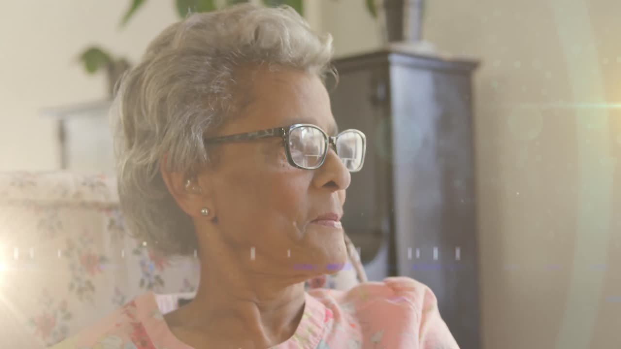 animación de luz brillante sobre una mujer mayor seria que lleva gafas de lectura