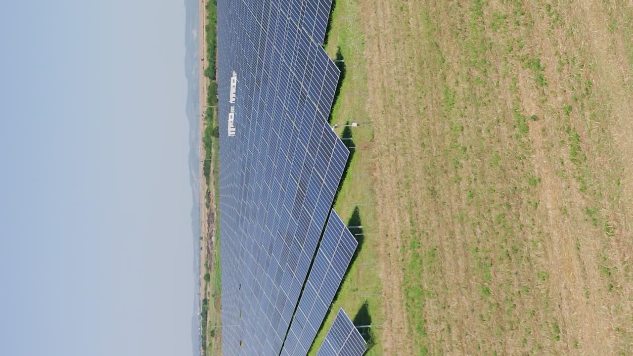 수직: 태양으로부터 자연 에너지를 생성하는 태양열 농장 패널의 공중 촬영