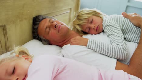 familia durmiendo en la cama en el dormitorio 4k
