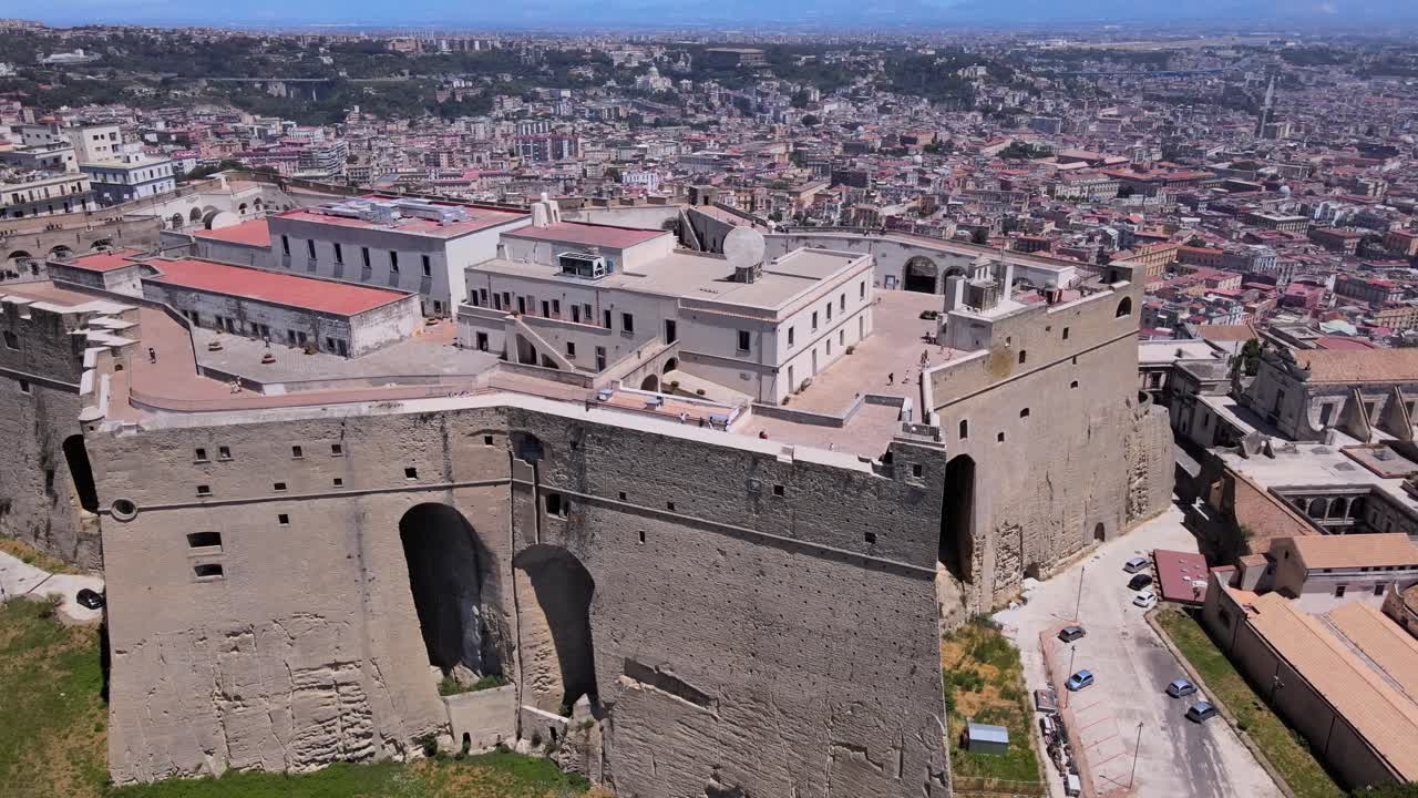 disparo de dron cerca del castillo nuovo, también conocido como nuevo castillo