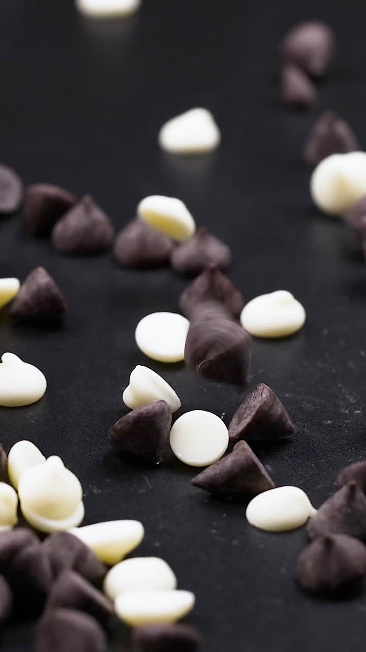 trozos de chocolate que caen y se mezclan en la superficie