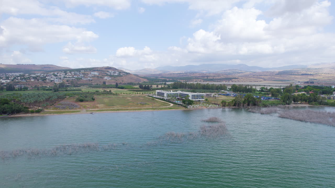 параллаксный вид на сельскохозяйственную территорию в галилейском море - облачный летний день с голанскими горами на заднем плане