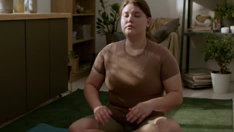 chica meditando en el dormitorio