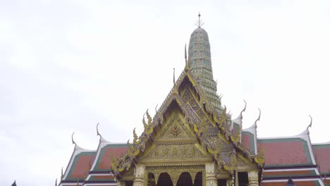 vista delantera del panteón, wat phra kaew, en la ciudad de bangkok, tailandia