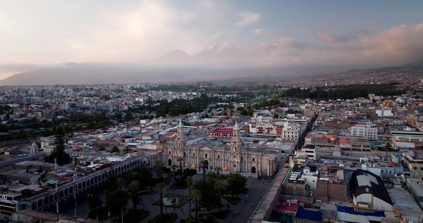 Visitantes circulam pela Plaza de Armas em frente à icónica Basílica Catedral. Drone