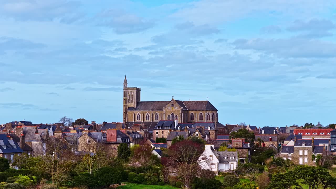 Chiesa storica che si erge sopra i tetti della città costiera di Cancale, Francia