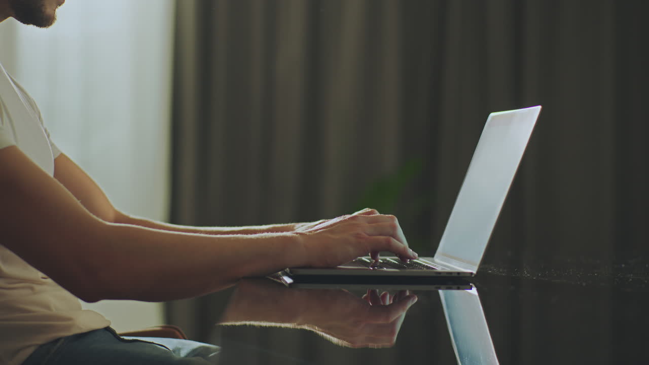 一個人在家用筆記型電腦工作