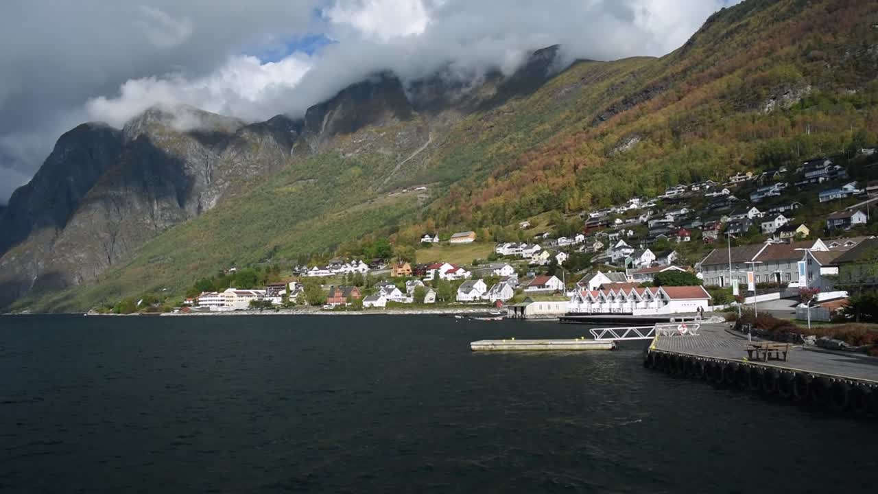 vista sobre el puerto de aurlandsvangen, una pequeña ciudad en aurlandsfjord, sognefjord en noruega