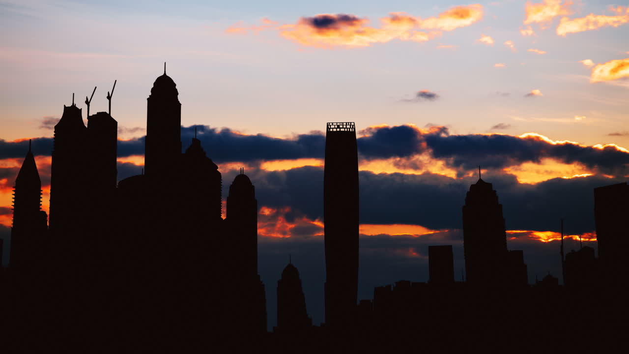 El horizonte de la ciudad al atardecer