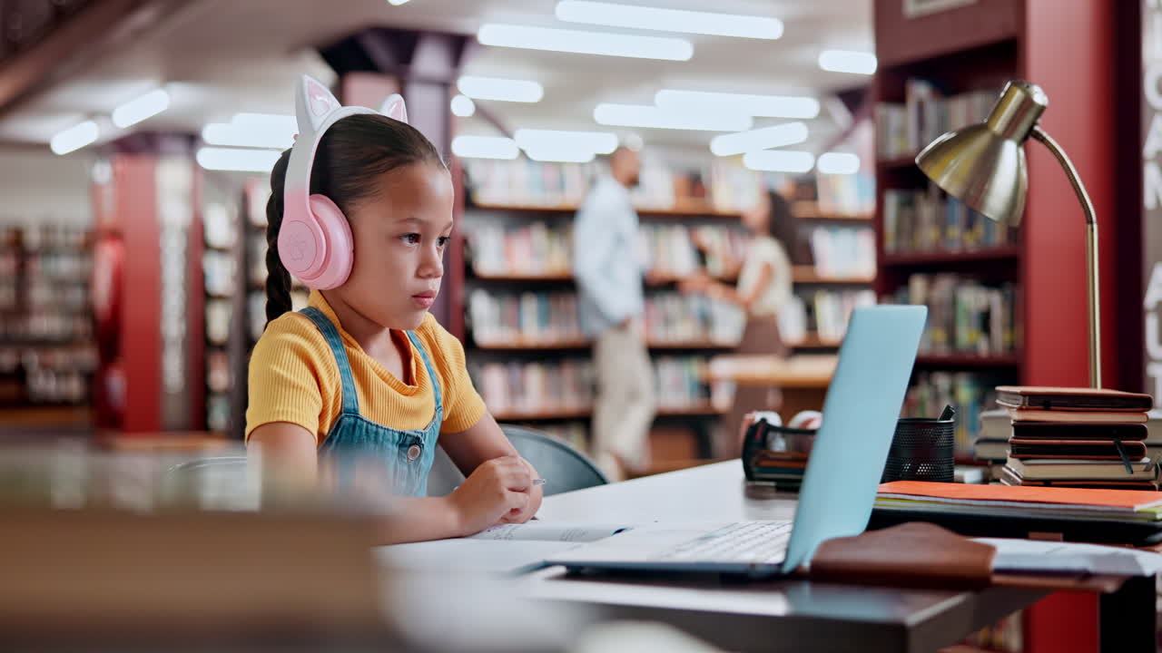 Menina estudando online em uma biblioteca