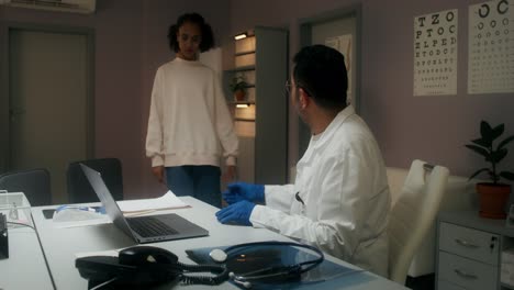 consulta médica con un adolescente y uno de los padres