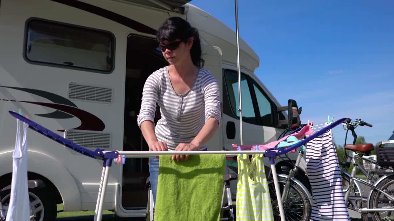 Klesvask på tørkestativ på en campingplass.
