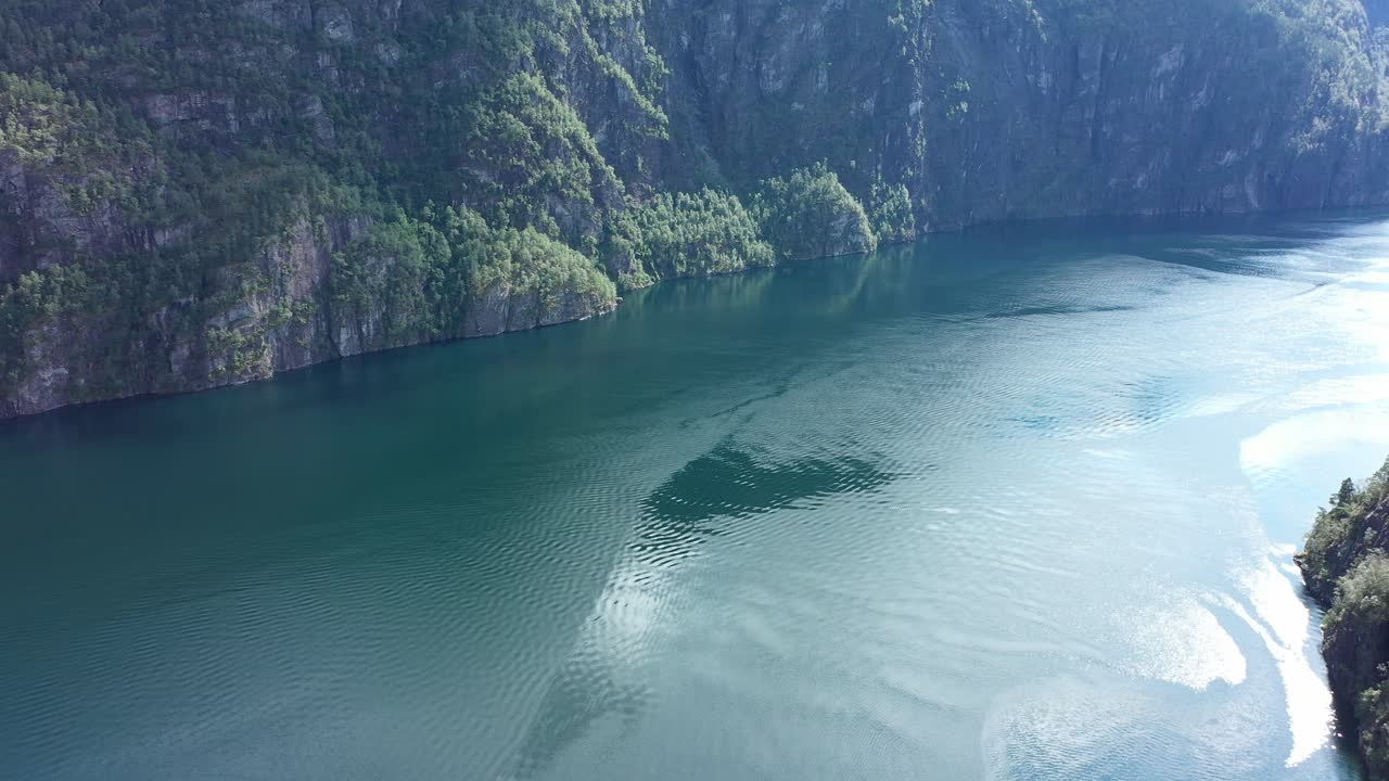 dronepilot과 노르웨이의 mofjorden 위의 위험한 절벽 가장자리에서 비행