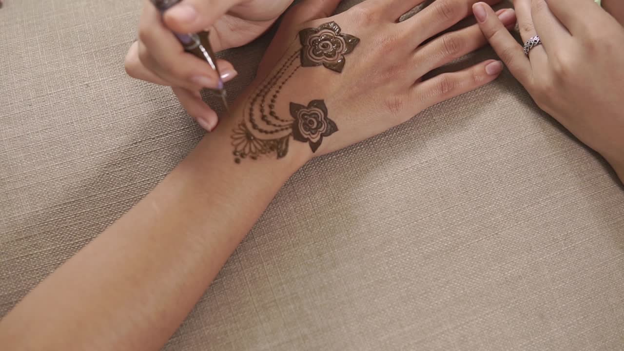 Applicazione di henné sulla mano