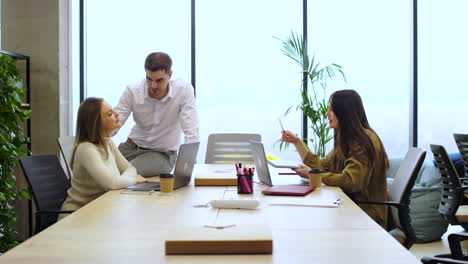 compañeros de trabajo hablando en la oficina