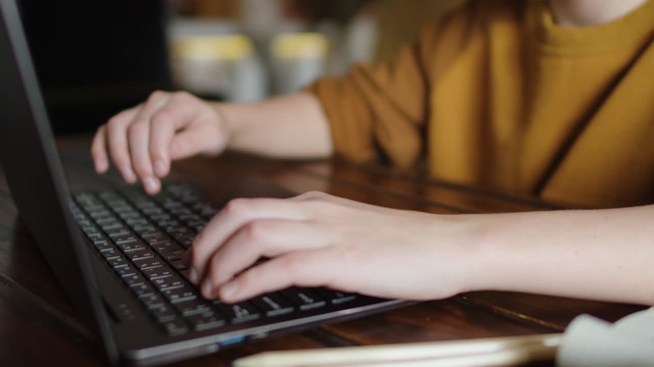 ragazzo nel soggiorno