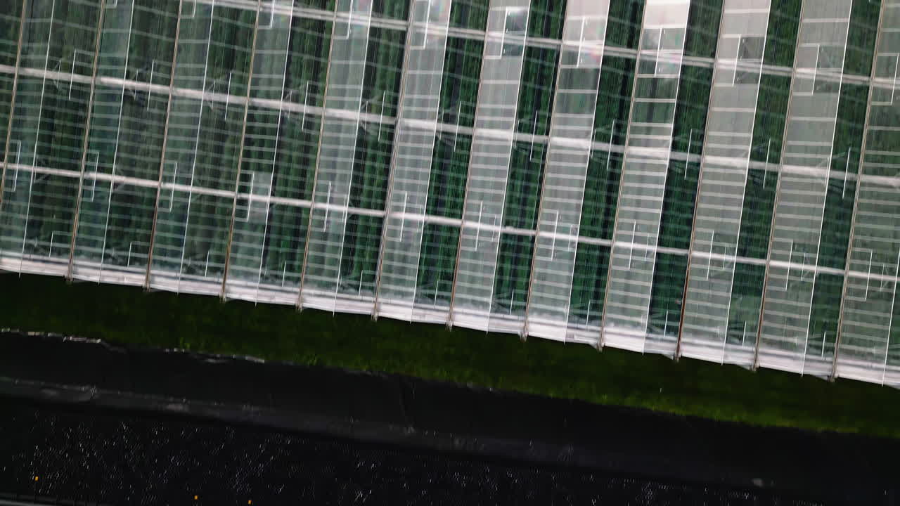 토마토를 위한 거대한 태양 전지 패널 농장과 온실, 공중에서 위에서 아래로 볼 수 있습니다.