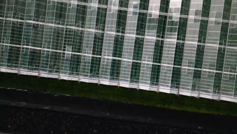 granja masiva de paneles solares y invernaderos para tomates, vista aérea de arriba hacia abajo