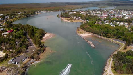 vista aérea de drones de un barco girando en un río evans, día soleado, en australia