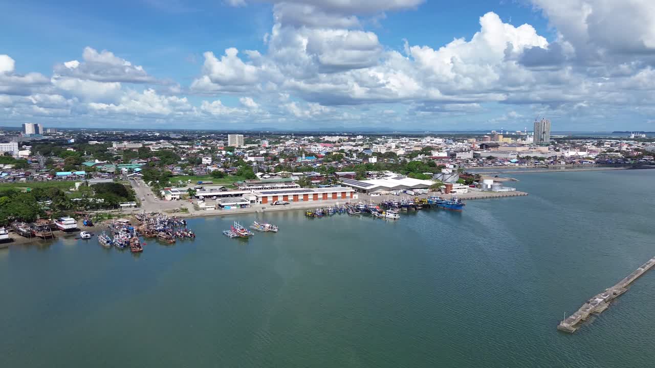 Quang cảnh Thành phố Iloilo từ trên cao, hiện rõ bờ biển nhiệt đới và đường chân trời đô thị dưới những đám mây ấn tượng. Cảng với thuyền neo đậu, sự phát triển ven biển và không khí sôi động của thành phố Philippines nhìn từ trên cao