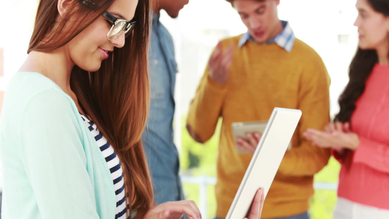 equipo creativo usando una tableta y una computadora portátil