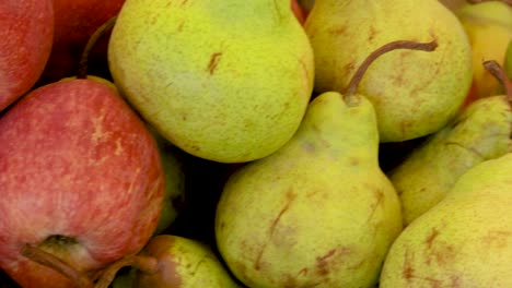 manzanas orgánicas frescas de la granja de cerca desde un ángulo diferente
