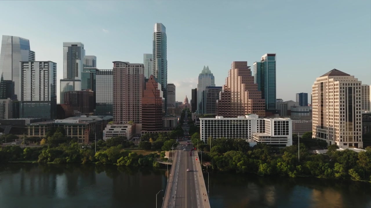 Filmagem de Drone do Horizonte do Centro de Austin, Avenida Congress