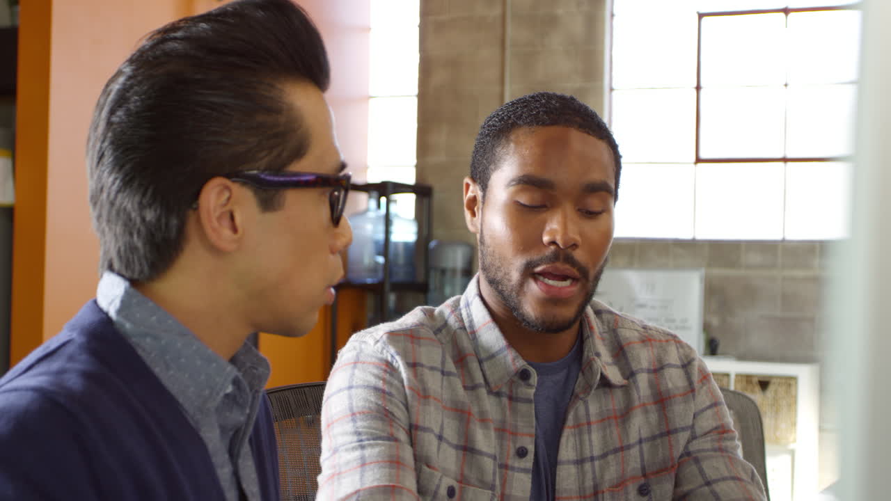 현대적인 사무실에서 컴퓨터에서 일하는 디자이너들이 r3d에서 촬영되었습니다.