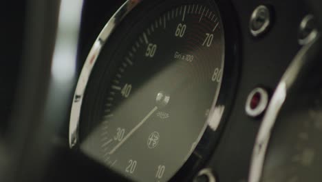 el viejo tacómetro alfa romeo en marcha.