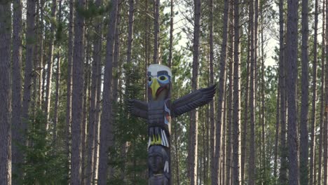 Zooming-In-Shot-Of-A-Native-Totem-Pole-Carving-In-Algonquin-Provincial-Park,-Ontario