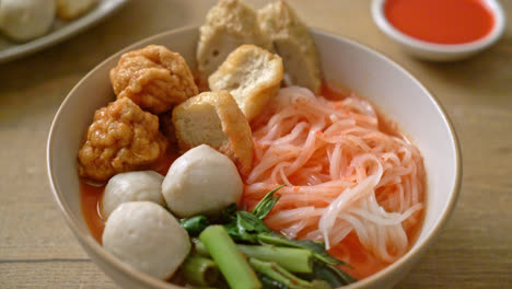 Pequeños-Fideos-Planos-De-Arroz-Con-Bolas-De-Pescado-Y-Bolas-De-Gambas-En-Sopa-Rosa,-Yen-Ta-Four-O-Yen-Ta-Fo---Estilo-De-Comida-Asiática