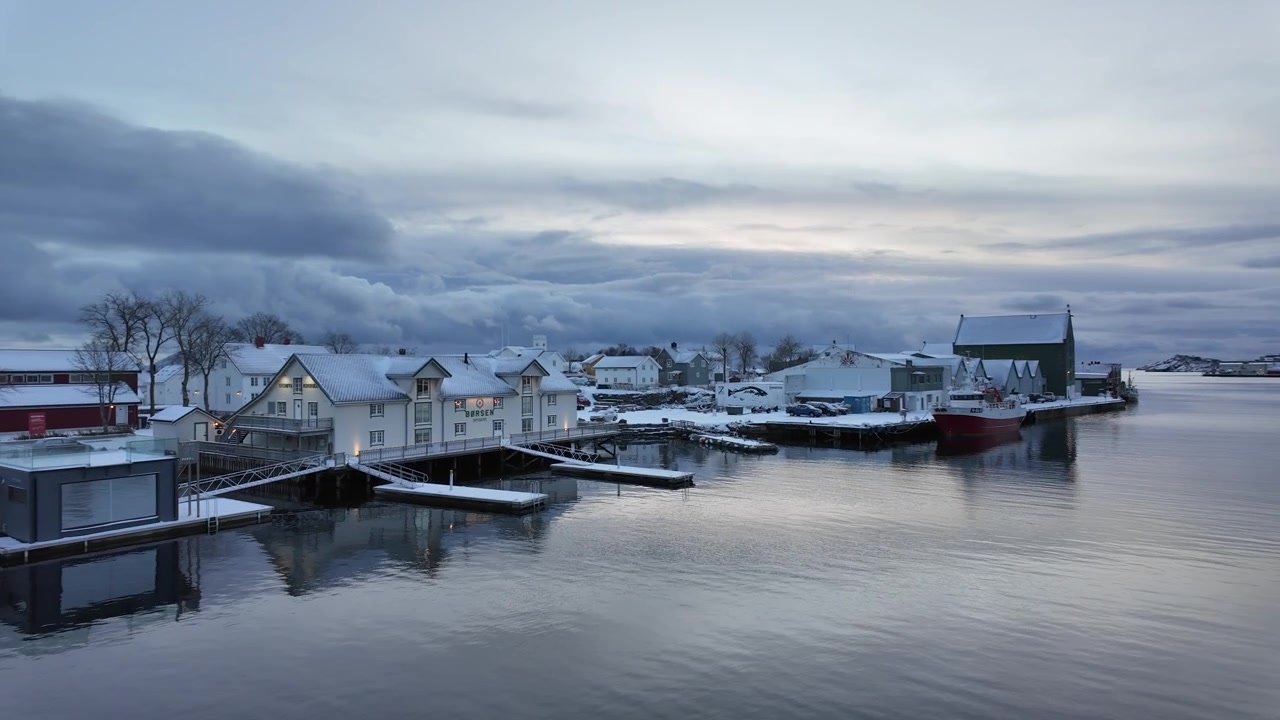 ノルウェーのスヴォルヴァーにある雪に覆われた水辺と穏やかな冬の風景。