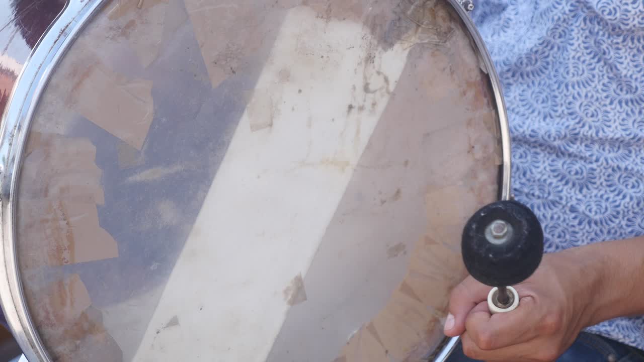 의식 드럼을 연주하는 남자, 근접