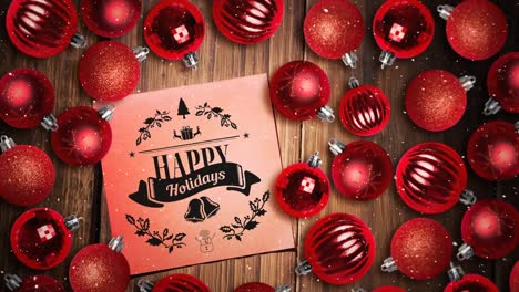 fallender schnee und frohe weihnachten textnotiz und schmuckdekorationen auf holz