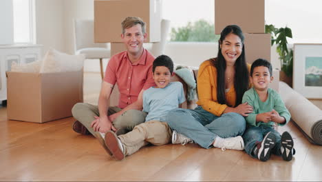 familia feliz, bienes raíces y mudarse a una nueva casa