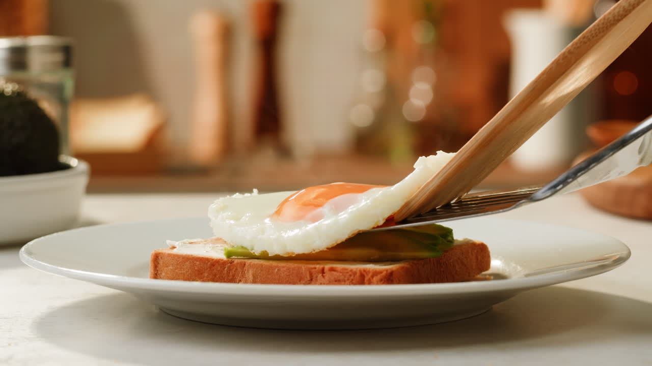 달걀 프라이를 곁들인 아보카도 토스트