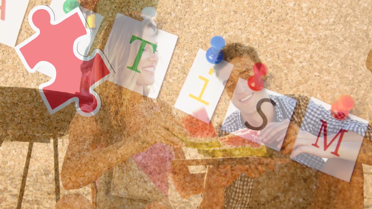 animación de coloridas piezas de rompecabezas y texto de autismo sobre amigos felices en una fiesta de playa de verano