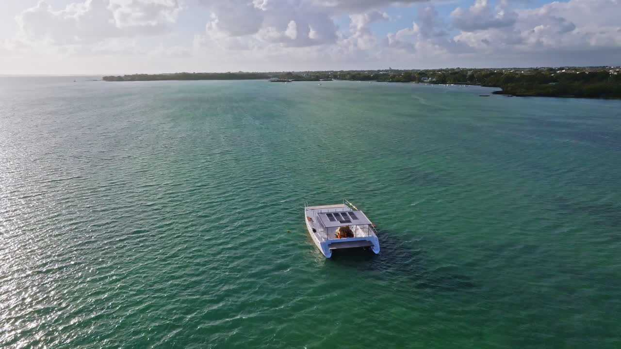 vista aérea de un catamarán navegando en alta mar en un océano tropical