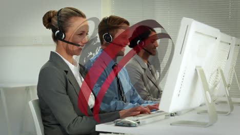 animación del globo rojo sobre diversos consultores que trabajan con computadoras.