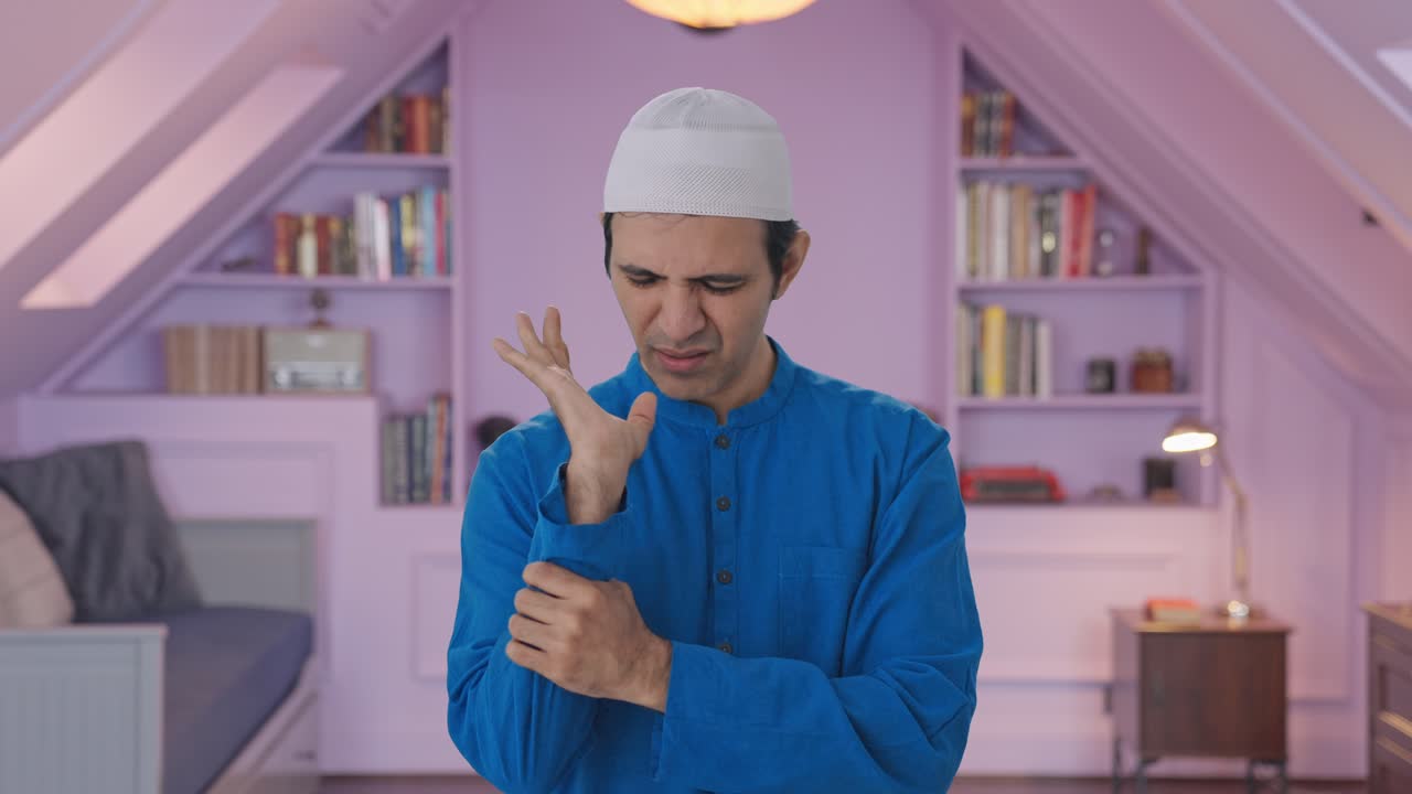 Pria Muslim sakit menderita nyeri tangan