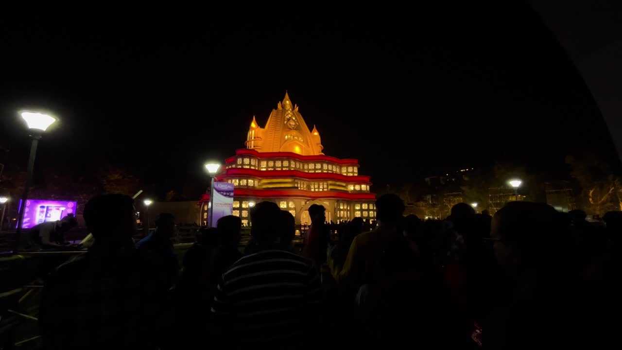 During this time of Durga Puja, one of the main festivals of Bengalis, people throng the idol premises in large numbers to see the goddess.