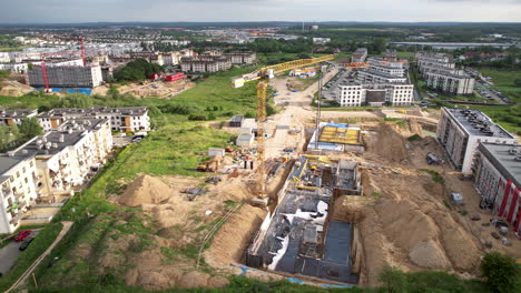 sitio de construcción de un edificio de apartamentos en gdansk, polonia, vista de drones desde arriba