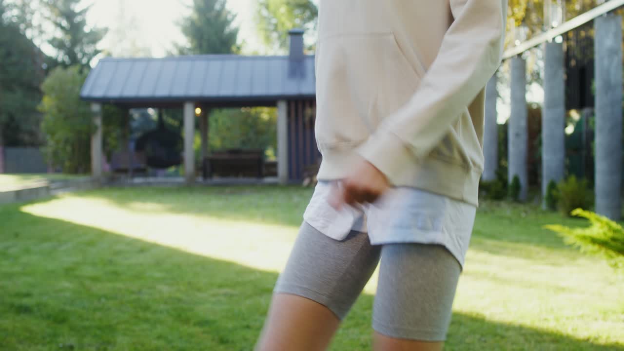 정원에서 춤을 추는 여자