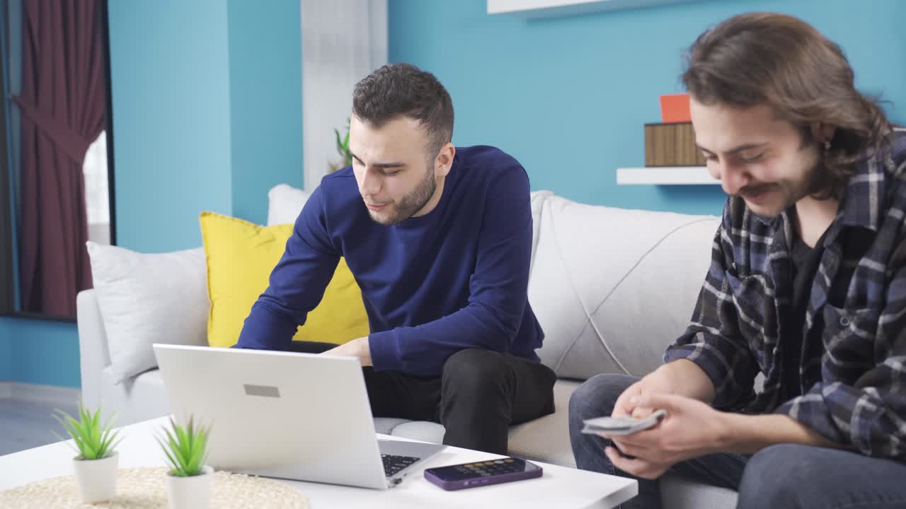 두 명의 성실한 친구들이 함께 사업을 하고 돈을 벌고 있습니다.