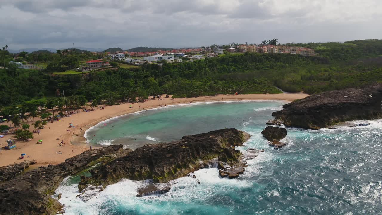 Approccio di drone verso Playa Mar Chiquita a Minati, Porto Rico.