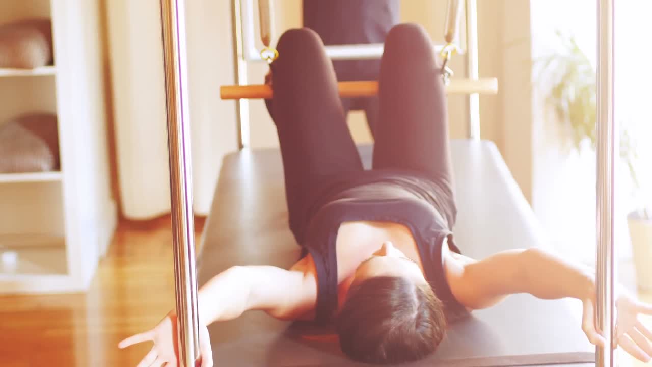 스트레칭 운동 을 하는 여자